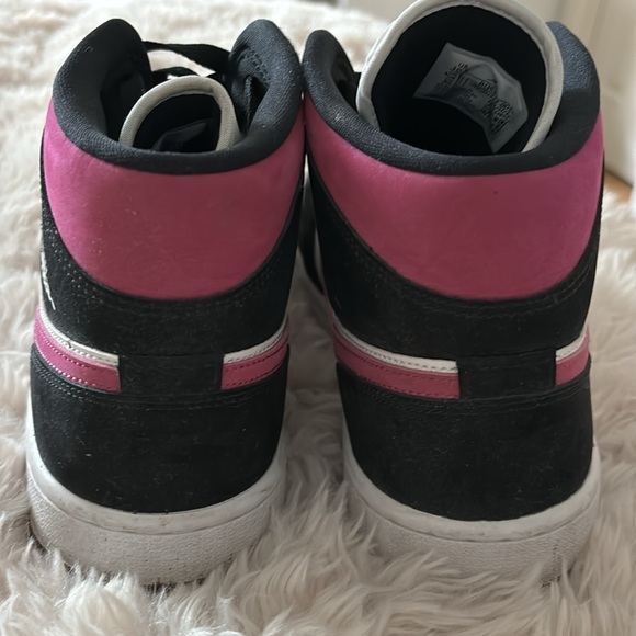 Women’s Air Jordan 1 Purple High-tops - Picture 4 of 5